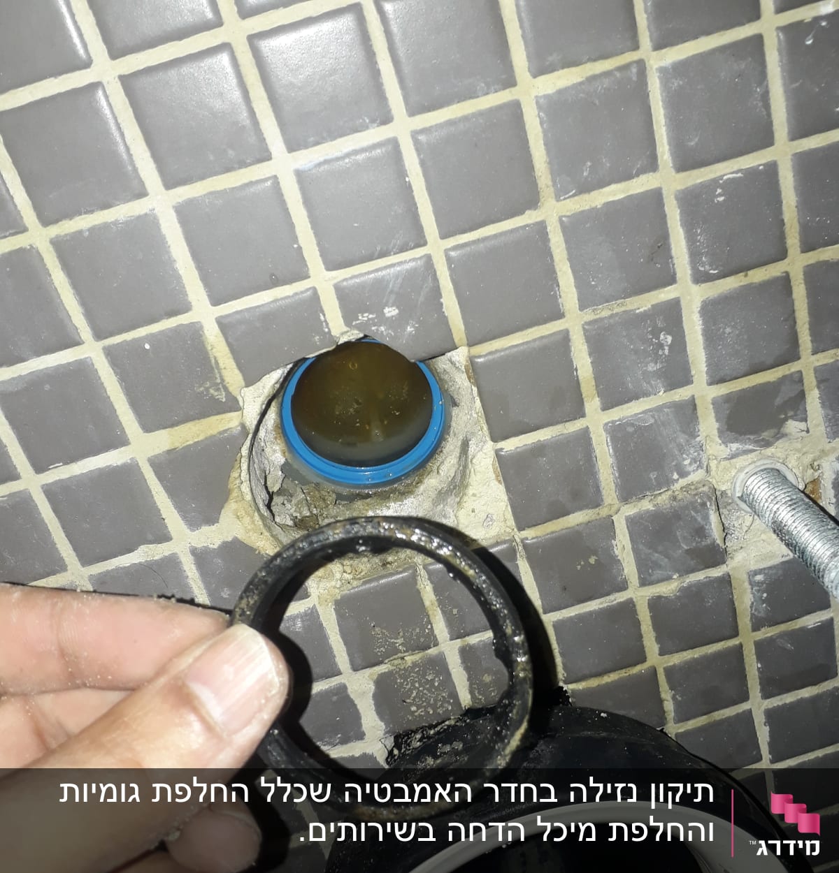 יד מחזיקה אטם גומי ליד צינור בקיר